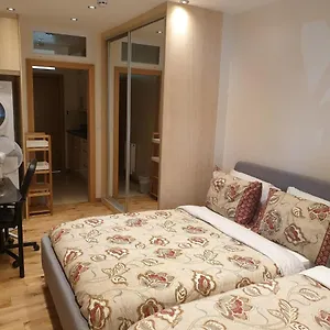  Apartment Luxury 1min Walk From Underground, With Free Parking Free Wifi